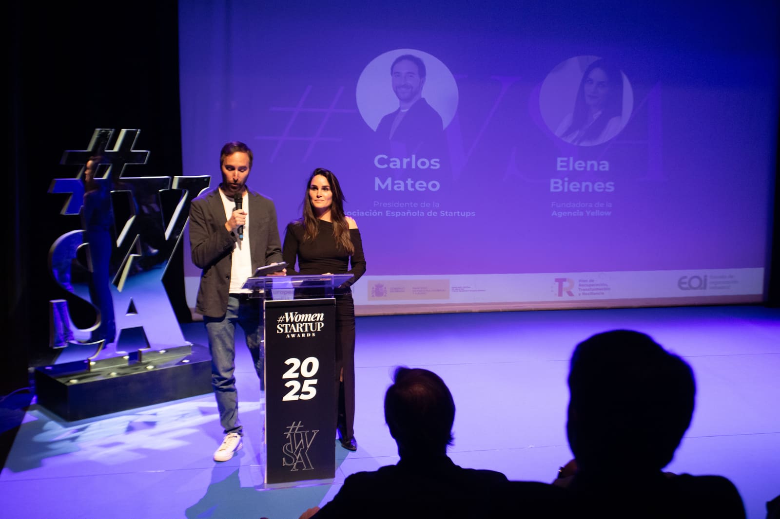 Carlos Mateo y Elena Bienes presentando la gala #WomenStartupAwards 2025