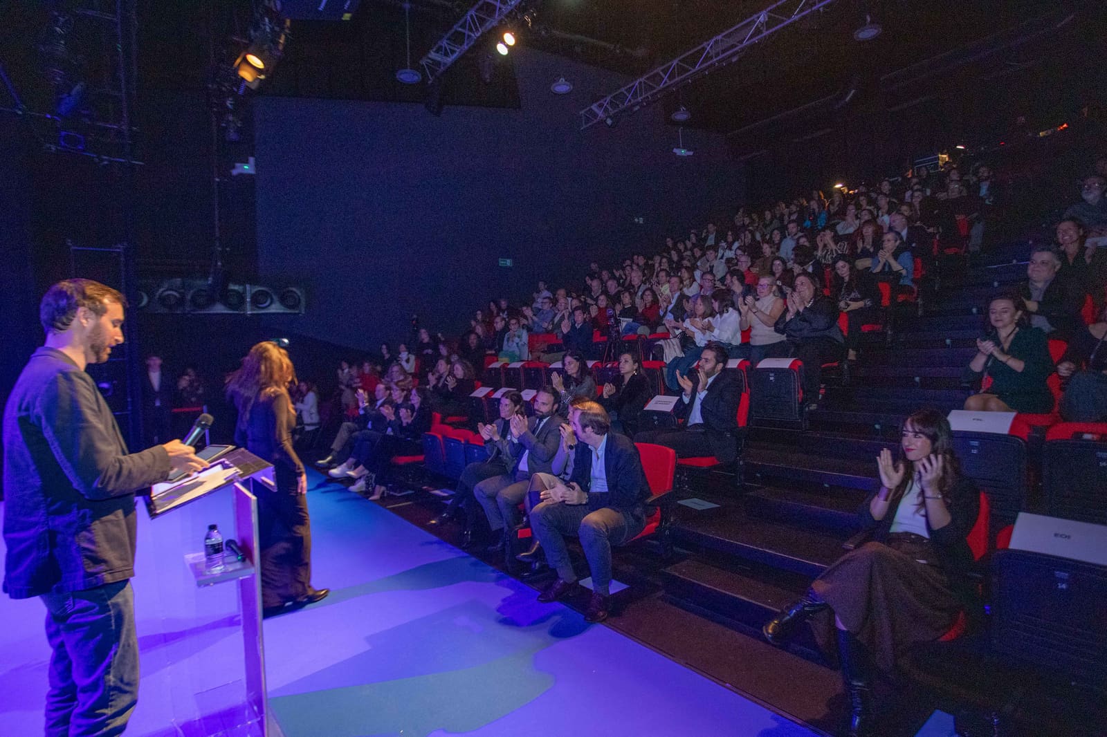 Carlos Mateo, presidente de AES, interviniendo ante el ecosistema