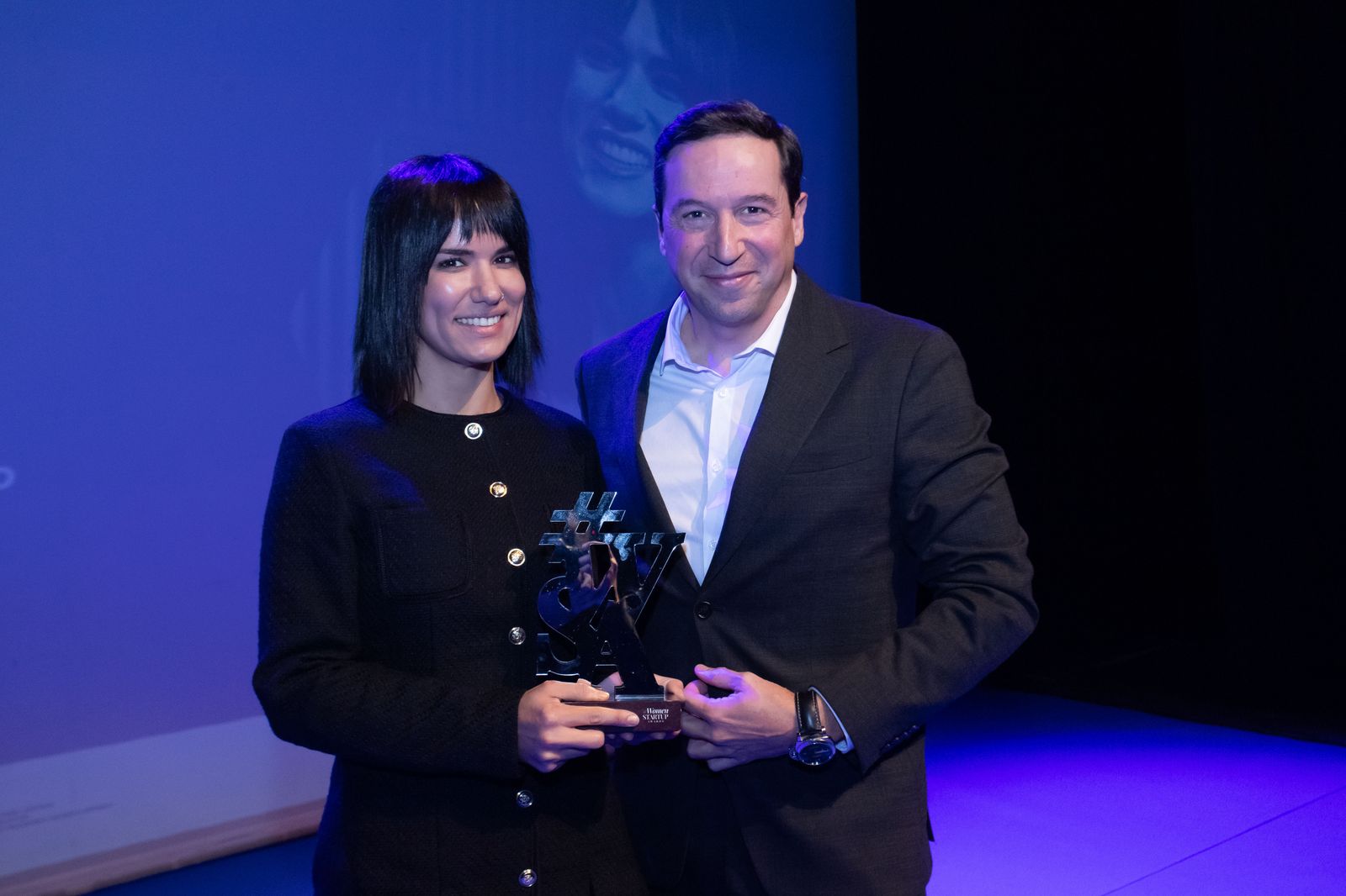 Entrega de premio en los #WomenStartupAwards 2025